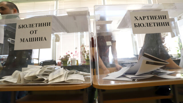 Репортерът на bTV Петър Антонов следи вота в Девин където