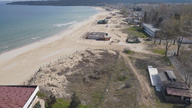 Десетки декари с дюни край плаж Каваците в Созопол са