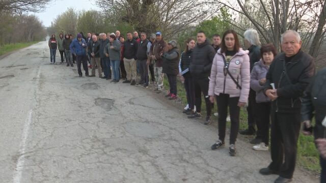 Недоволство срещу петкилометров път потенциален убиец в Плевенско Жителите на село