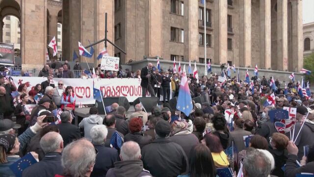 Хиляди привърженици на опозицията се събраха пред парламента в грузинската столица