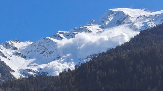 Лавина във френските Алпи отне живота на петима скиори Други девет