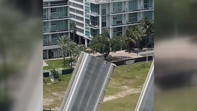Мъж се качи на изправен подвижен мост в американския град Маями