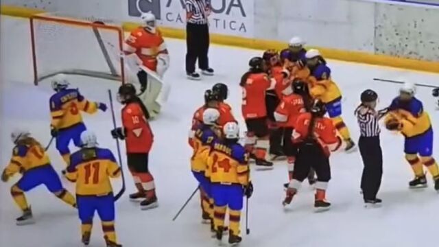 Брутален женски бой между България и Румъния на хокей (ВИДЕО) 