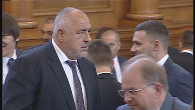 Председателят на ГЕРБ Бойко Борисов пристигна в пленарната зала на