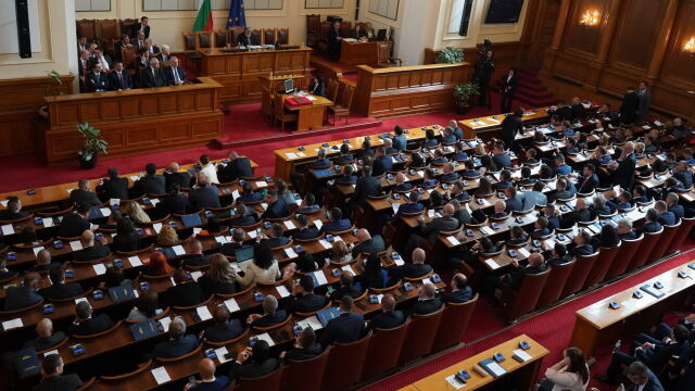 Парламентът се събира следобед на извънредно заседание за да изслуша