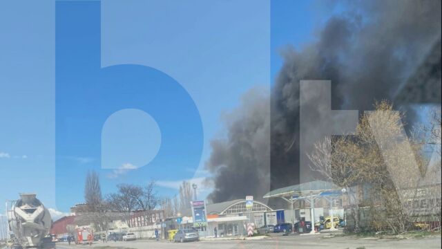Голям пожар бушува на ул Славянобългарска в София В близост
