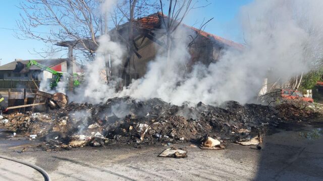 Два екипа огнеборци гасиха отпадъци струпани близо до стара стопанска