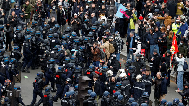 Стотици хиляди французи излязоха днес по улиците на големите градове