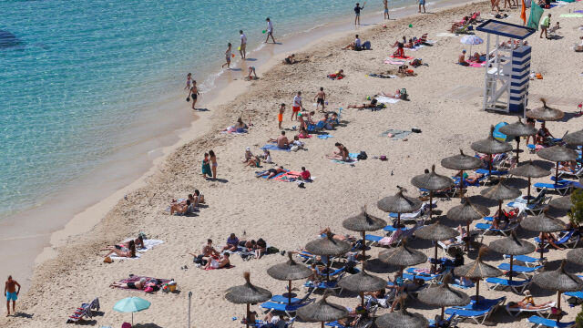 Необичайното топло време напълни плажовете с туристи в Испания Във
