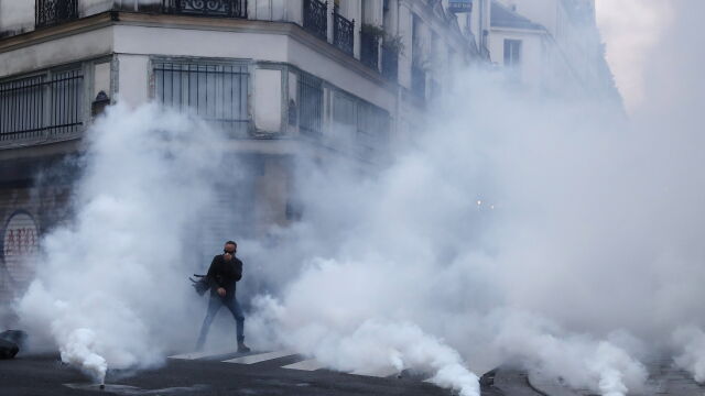 Нови протести и сблъсъци във Франция след снощната символична победа