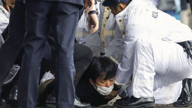 Димна бомба беше хвърлена срещу японския премиер Фумио Кишида по