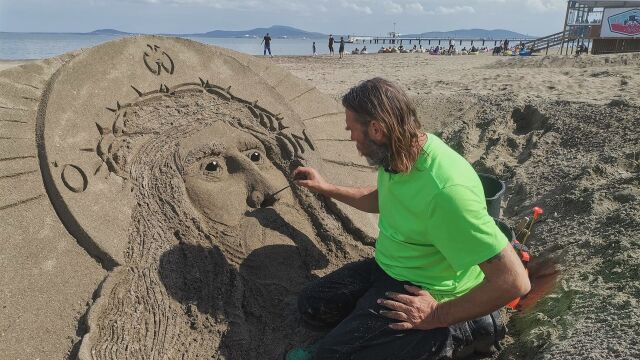 Пясъчна фигура на Иисус Христос се появи преди Великден на плажа