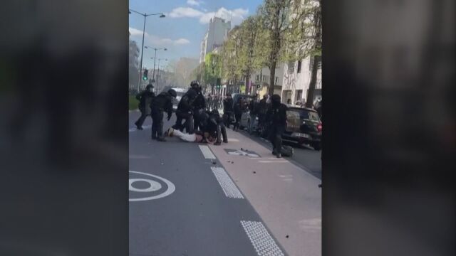 Полицейско насилие срещу двама протестиращи във френския град Рен Клип