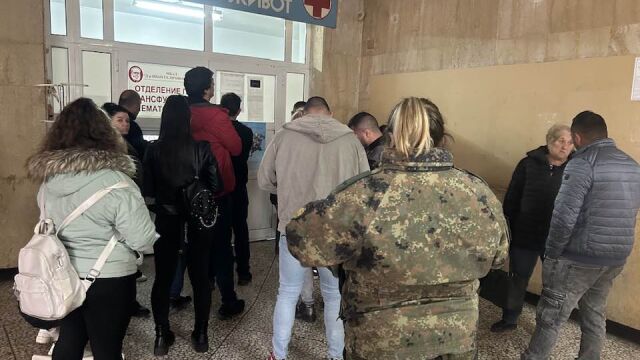 Десетки хора чакат пред кръвния център в Сливен за да
