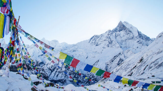 Няколко души изчезнаха в Хималаите а лавина блокира маршрута по