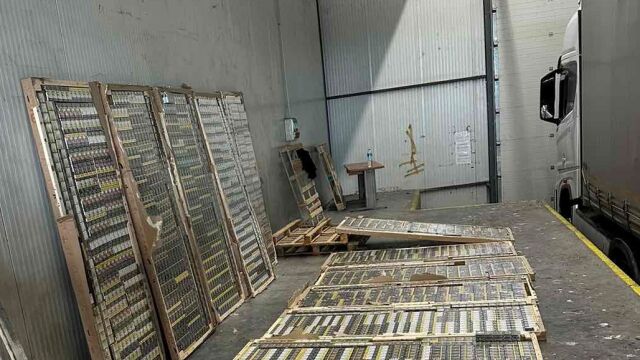 Близо 200 000 къса контрабандни цигари укрити в заготовки за