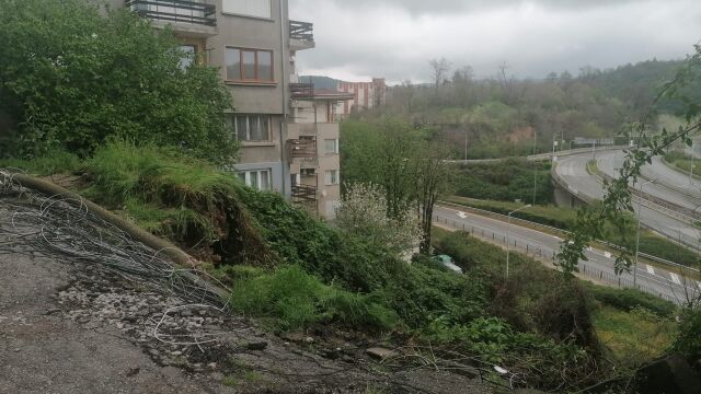 Свлачище на метри от жилищна сграда във Велико Търново вдигна на