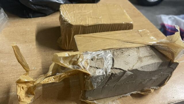 Митнически служители откриха два пакета с общо 1002 грама хероин при