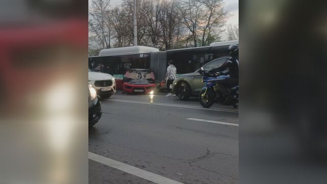 Верижна катастрофа до Ректората на Софийския университет  Спортен автомобил се удря в