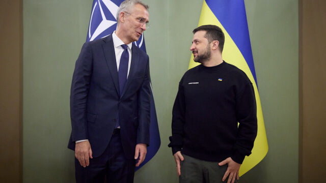 Украинският президент Володимир Зеленски призова НАТО да отправи покана за членство
