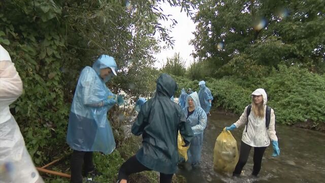 Доброволци и Община Кюстендил почистиха река Банщица която бе превърната