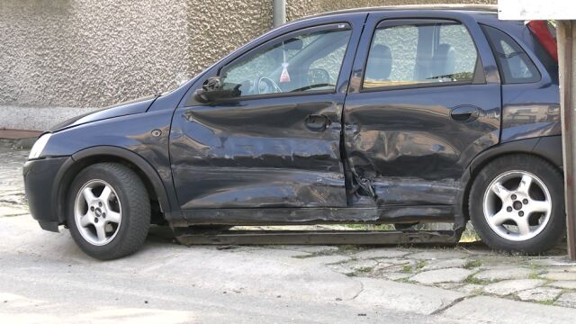 21 годишен шофьор помете четири паркирани коли в Благоевград рано тази сутрин
