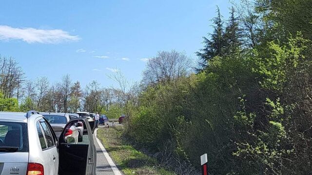 Челен сблъсък между два автомобила затвори пътя Бургас Варна За щастие