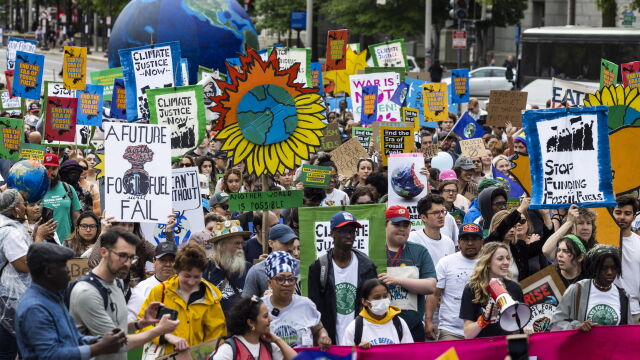 Екоактивисти се събраха на нюйоркския площад Таймс по повод Деня