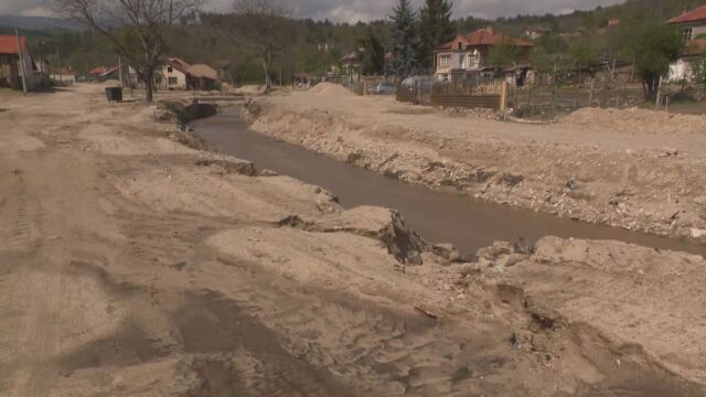 След поредния проливен дъжд в карловското село Богдан пропадна път