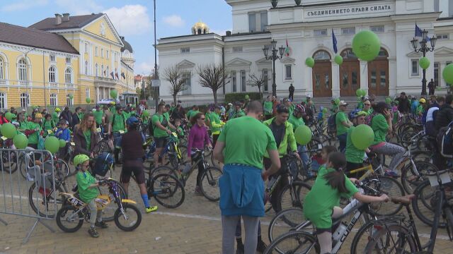 Повече от хиляда велосипедисти на поход в София Посланието на