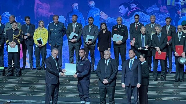 Президентът на Турция Реджеп Ердоган награди представители на чуждестранните екипи