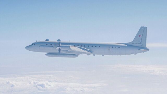 Три руски военни самолета летящи без транспондери са били прихванати