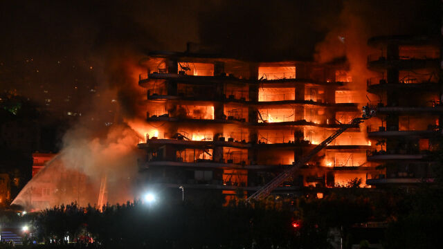 Луксозен комплекс в турския град Измир се запали съобщават медиите