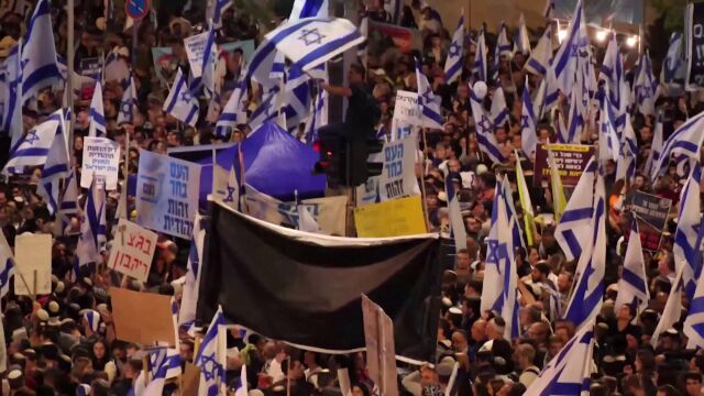Десетки хиляди израелци излязоха по улиците на Ерусалим снощи за