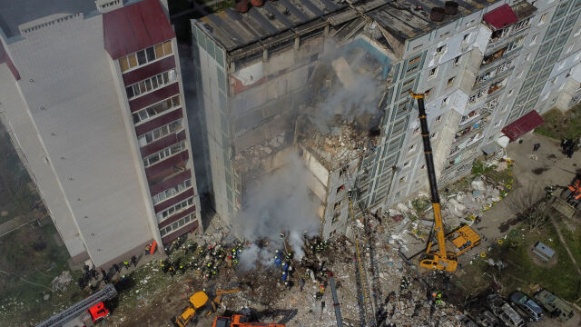 Рано в петък руска ракетна атака разруши 9 етажен жилищен