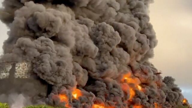 Пожарът в склад за гориво в Севастопол на полуостров Крим