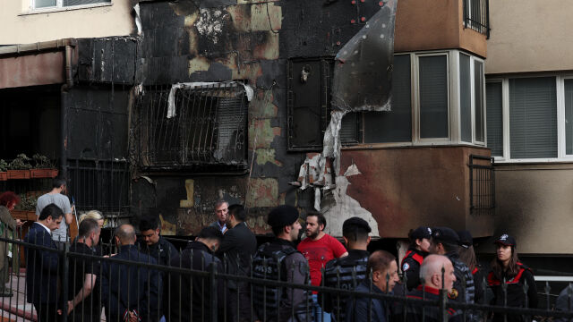29 души загинаха при пожар в жилищна сграда в турския