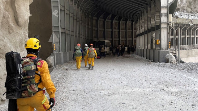 Спасители достигнаха до хора блокирани в тунел дни след мощното