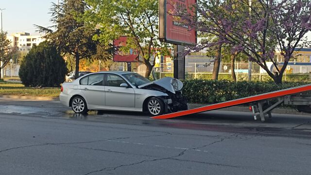 Млада шофьорка причини катастрофа рано тази сутрин в Пловдив Автомобилът