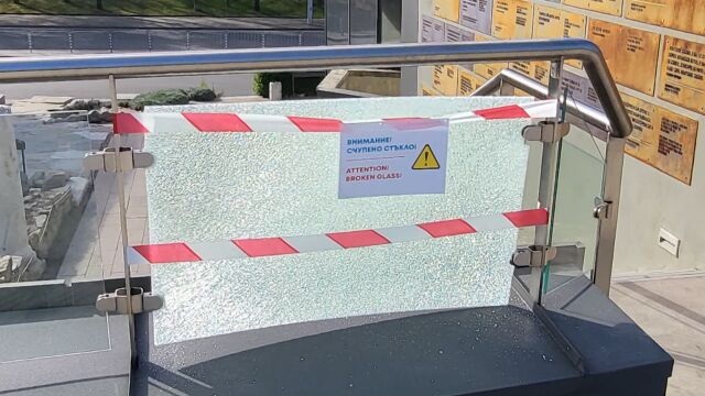 Вандали изпочупиха стъклено пано край Голямата базилика в Пловдив Видеокамери