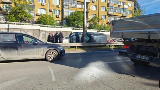 Автомобил се е обърнал в крайна лява лена на бул