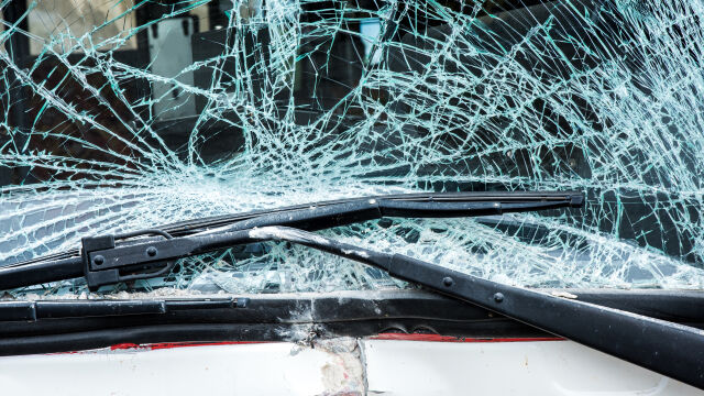 Катастрофа между пътнически микробус и кола е станала край Кърджали