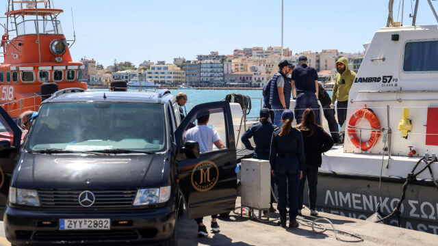 Гръцката брегова охрана е спасила 19 мигранти след като лодката
