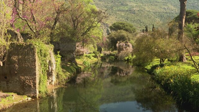 Легендарните градини Нинфа в Италия привличат стотици посетители заради пика