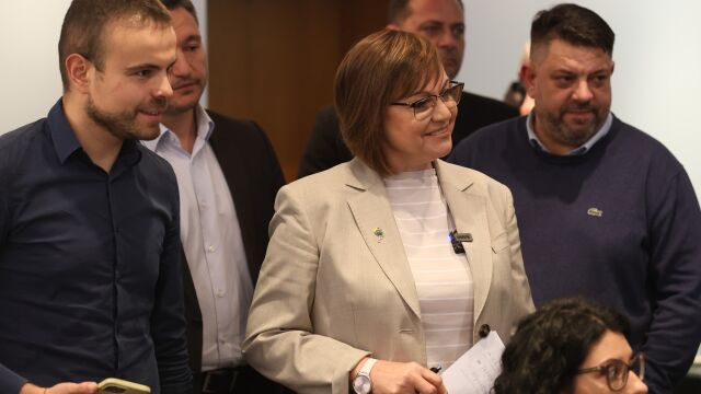 Лидерът на БСП Корнелия Нинова подава ръка на напусналите столетницата