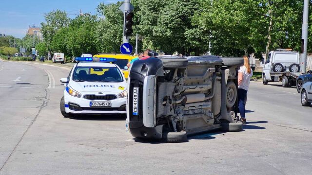 Шофьорка обърна кола по таван на кръстовище в Пловдив Няма