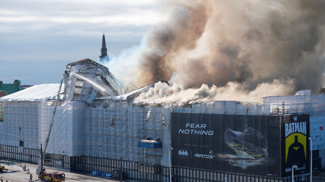 Пожар избухна в Старата фондова борса в Копенхаген една от