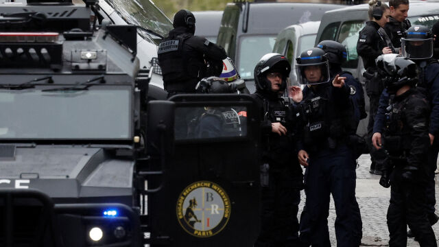 Френската полиция отцепи консулството на Иран в Париж в където мъж