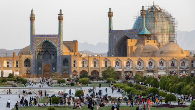 Известен със своите дворци джамии с мозайки и минарета –