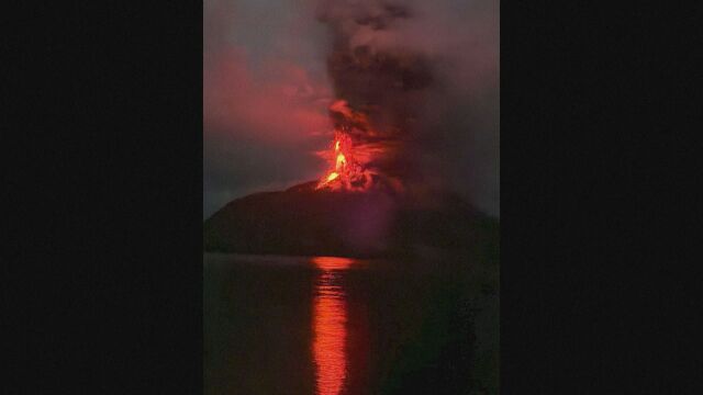 Вулканът Руанг в Индонезия изригна отново а кратерът му бе